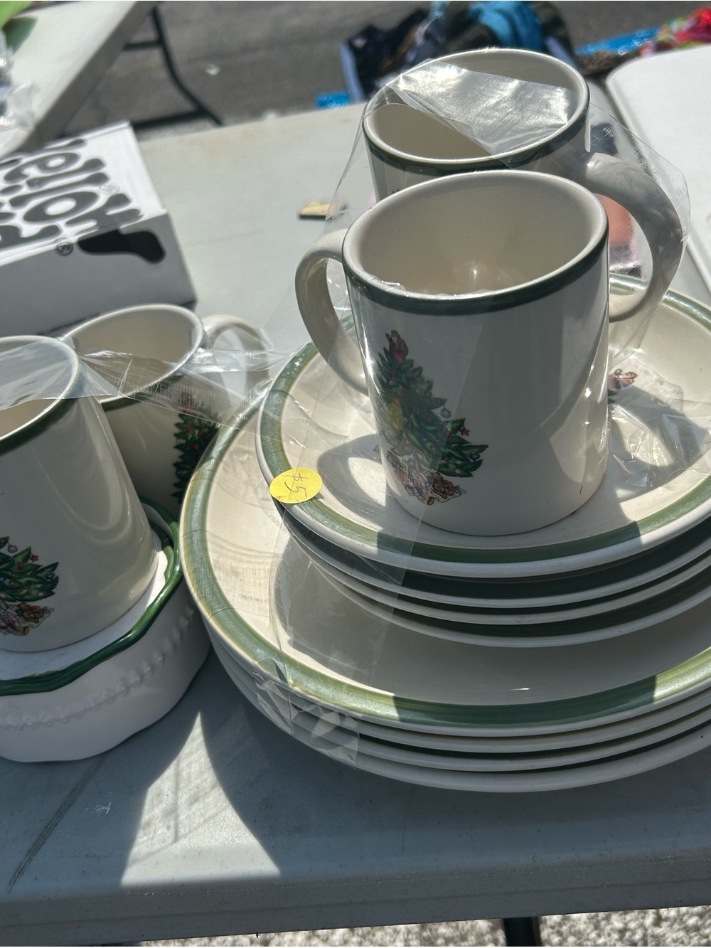 Holiday Tree Accent Dinnerware Set in Green and White